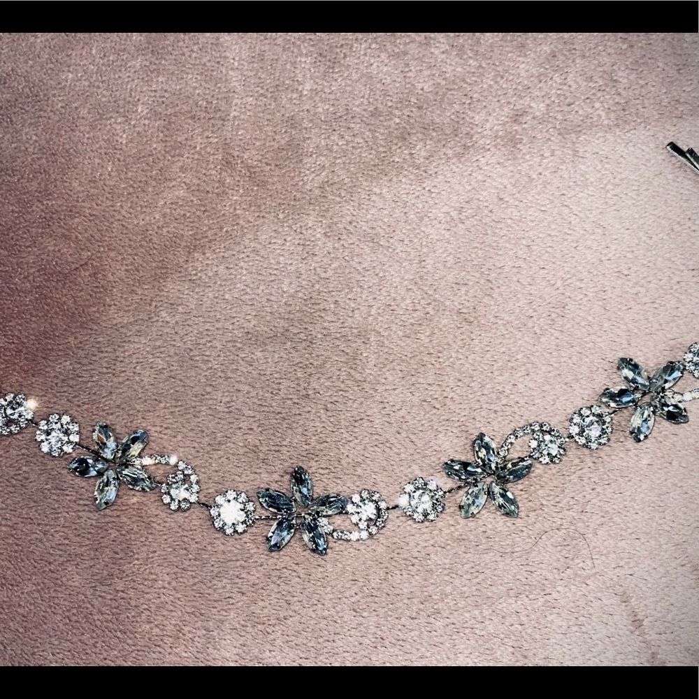 Stunning Silver Tone Crystal Flower Wedding/Bridal Headpiece, Hairvine
